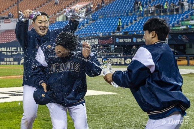  4월24일 잠실 두산전에서 승리투수가 된 후 동료들에게 물세례를 받고 있는 이재학. &#40;NC 구단 제공&#41;