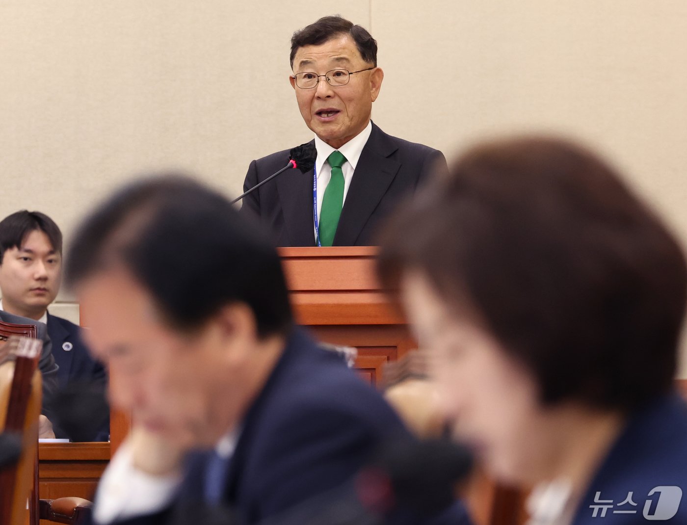 김상균 연금개혁 공론화위원회 위원장이 30일 서울 여의도 국회에서 열린 연금개혁특별위원회 전체회의에서 보고를 하고 있다. 2024.4.30/뉴스1 ⓒ News1 송원영 기자