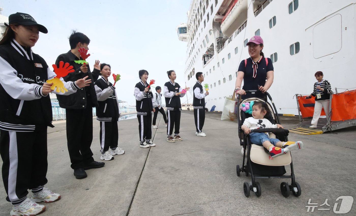 본문 이미지 - 중국 노동절 연휴를 앞둔 30일 오전 제주항에 입항한 크루즈 '드림호'를 타고 제주를 찾은 중국인 단체 관광객들이 하선하고 있다. 제주 관광업계는 다음달 1일부터 6일까지 5일간 중국인 약 2만2600여 명이 제주를 찾을 것으로 보고 있다. 2024.4.30/뉴스1 ⓒ News1 오현지 기자