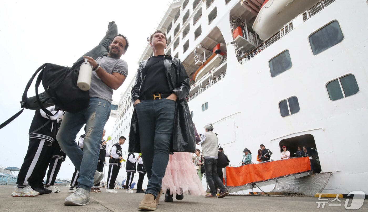 본문 이미지 - 제주항에 입항한 크루즈 '드림호'를 타고 제주를 찾은 단체 관광객들이 하선하고 있다. 2024.4.30/뉴스1 ⓒ News1 오현지 기자