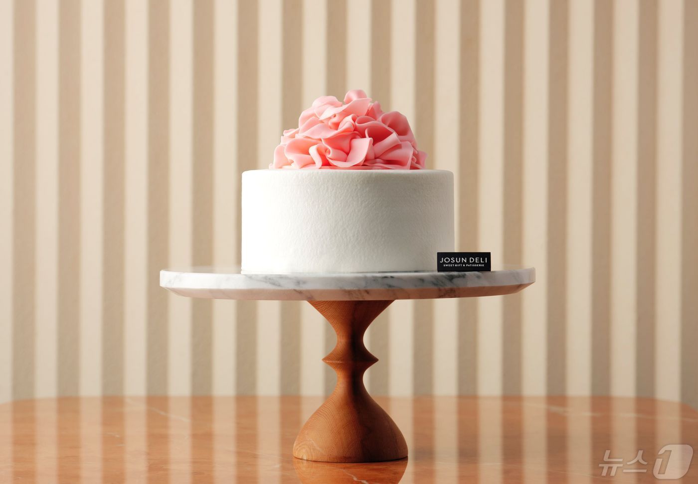 본문 이미지 - 그랜드 조선 부산 가정의 달 케이크(조선호텔앤리조트 제공)