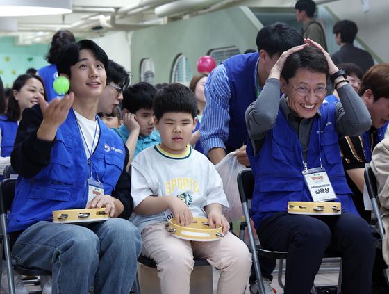 기재차관, 노인의 날 맞아 배우 정해인과 배식봉사