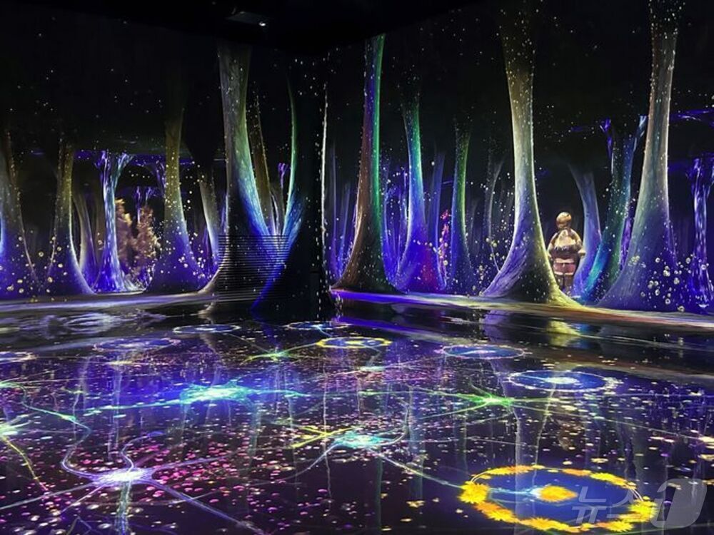 본문 이미지 - 관람객의 움직임을 따라하는 크리처와 춤을 추는 전시 '상상 속의 크리처, 이매진'(모히건 인스파이어 제공)