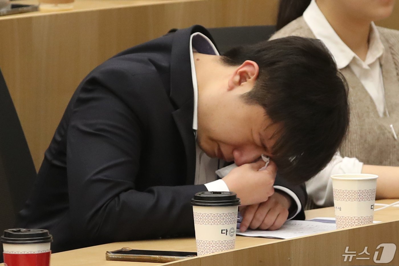 본문 이미지 - 박재일 서울대병원 전공의 대표가 30일 오후 서울대학교병원에서 &#39;대한민국 의료가 나아가야 할 길&#39;을 주제로 열린 서울의대-서울대병원 교수 협의회 비대위 긴급심포지엄&#39;에 참석해 발표를 마친 뒤 눈물을 흘리고 있다.2024.4.30/뉴스1 ⓒ News1 이광호 기자