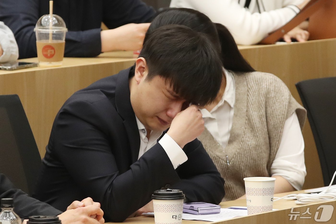 본문 이미지 - 박재일 서울대병원 전공의 대표가 30일 오후 서울대학교병원에서 &#39;대한민국 의료가 나아가야 할 길&#39;을 주제로 열린 서울의대-서울대병원 교수 협의회 비대위 긴급심포지엄&#39;에 참석해 발표를 마친 뒤 눈물을 흘리고 있다.2024.4.30/뉴스1 ⓒ News1 이광호 기자