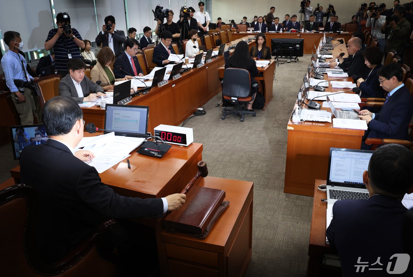 주호영 국회 연금개혁특위 위원장이 30일 서울 여의도 국회에서 열린 연금개혁특별위원회 전체회의에서 의사봉을 두드리고 있다. 2024.4.30/뉴스1 ⓒ News1 송원영 기자