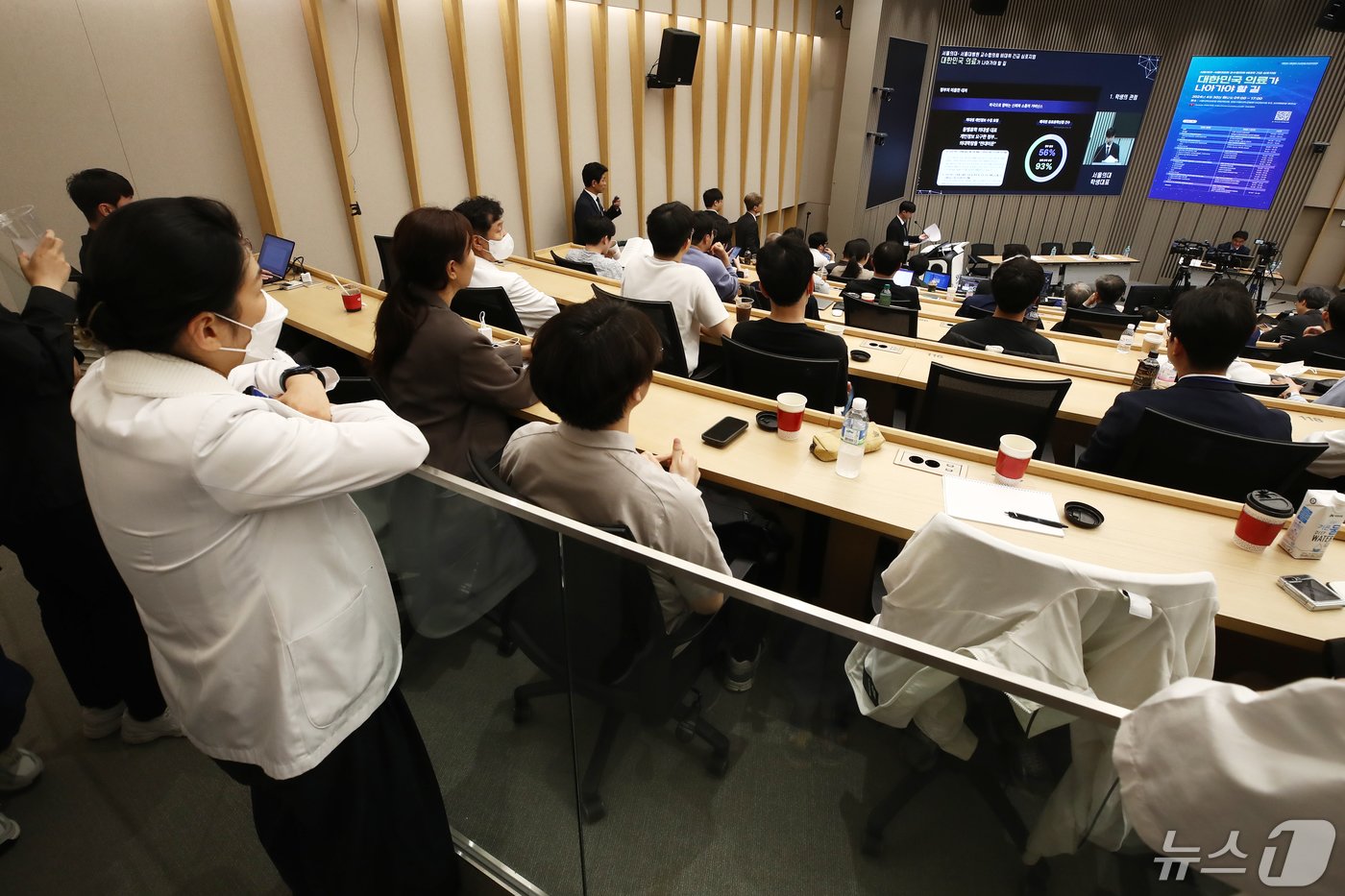 30일 오후 서울대학교병원에서 &#39;대한민국 의료가 나아가야 할 길&#39;을 주제로 열린 서울의대-서울대병원 교수 협의회 비대위 긴급심포지엄&#39;에서 참석자들이 서울의대 학생대표의 발표를 듣고 있다.2024.4.30/뉴스1 ⓒ News1 이광호 기자