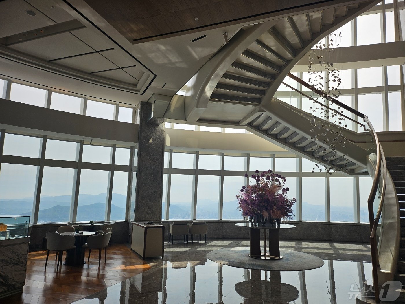 본문 이미지 - 시그니엘 서울 더 라운지 전경. 