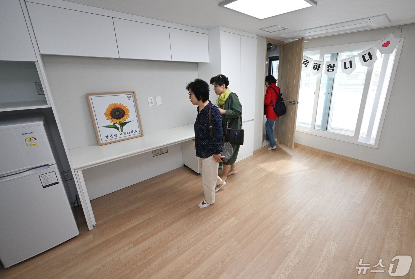 본문 이미지 - 서울 동작구 양녕 청년 주택을 찾은 방문객들이 내부를 살펴보고 있다ⓒ 뉴스1 이승배 기자