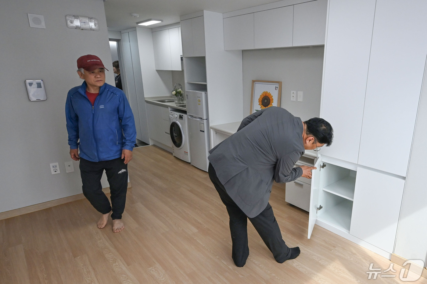 (서울=뉴스1) 이승배 기자 = 30일 오후 서울 동작구 양녕 청년 주택을 찾은 방문객들이 내부를 살펴보고 있다.동작구의 출자 기관인  '대한민국동작주식회사'의 수익금을 활용한 제 …