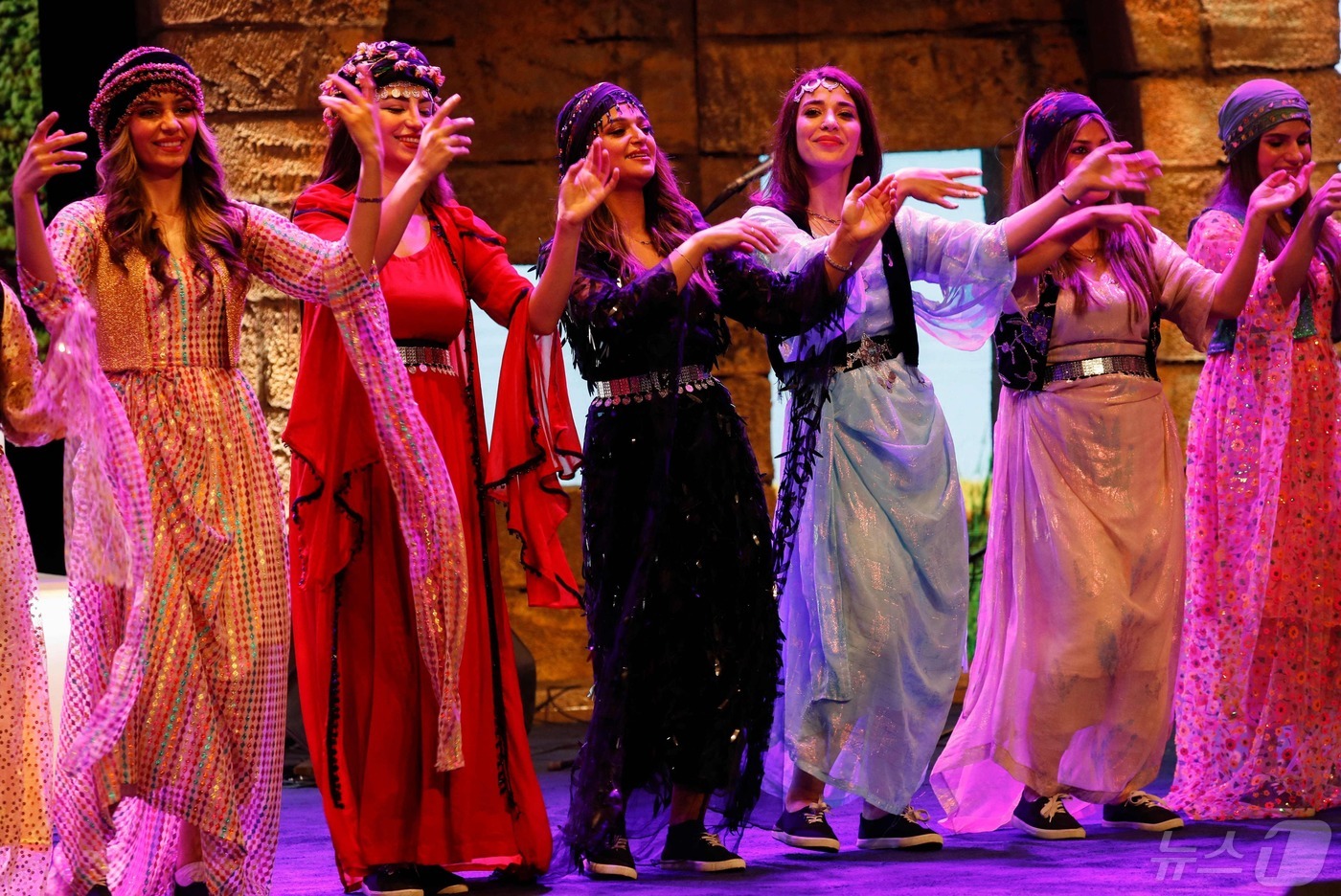 (다후크 AFP=뉴스1) 정지윤기자 = 이라크 쿠루드족 두호크 국립예술단원들이 29일 북부 다후크시에서 열린 춤 페스티벌에서 춤 사위를 선보이고 있다. 나라 없는 쿠루드족은 이라크 …