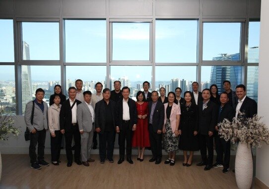 본문 이미지 - 베트남 동나이성 인민위원회가 방한해 기념촬영을 하고 있다. /사진제공 = 베트남 동나이성 인민위원회