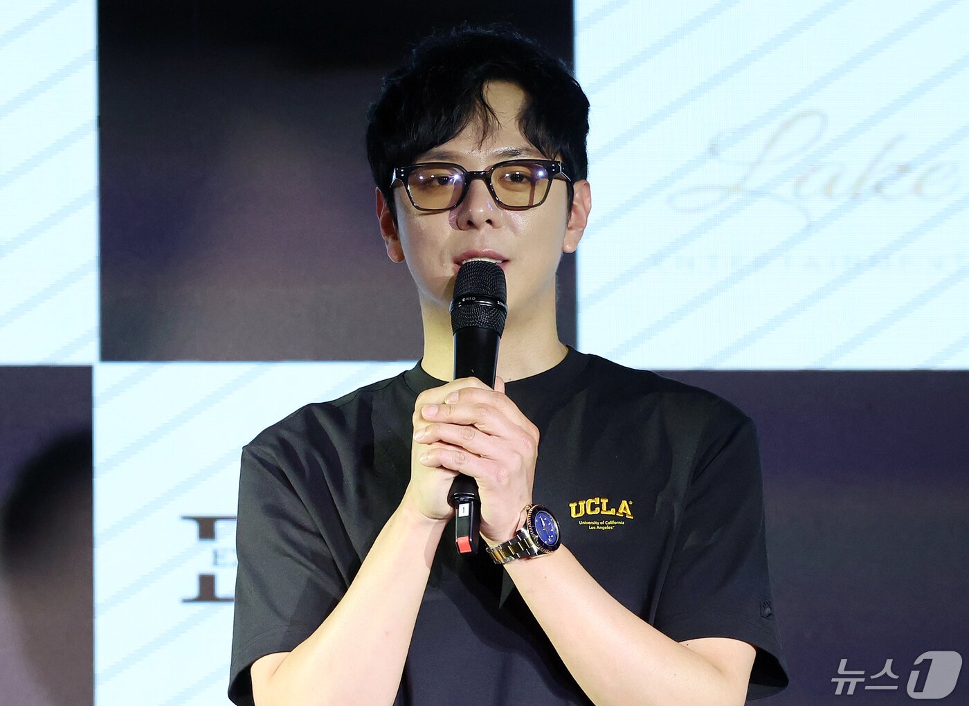 본문 이미지 - '제국의 아이들' 출신 가수 문준영이 30일 오후 서울 마포구 홍대카페에서 열린 솔로 앨범 '러브-헤이트'(LOVE-HATE) 발매 쇼케이스에서 취재진 질문에 답변하고 있다. 2024.4.30/뉴스1 ⓒ News1 김진환 기자