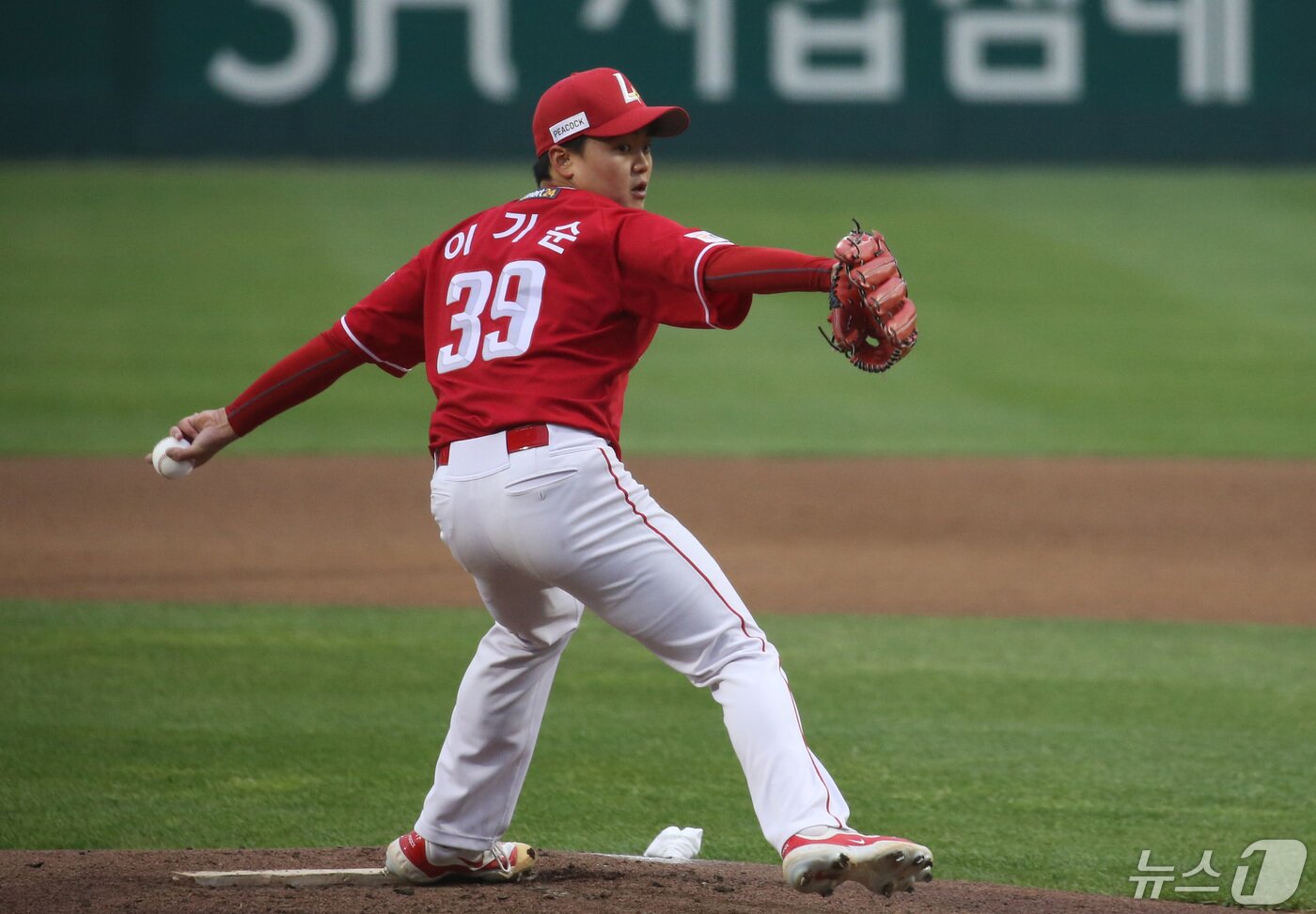 본문 이미지 - 프로 데뷔 첫 승을 기록한 SSG 이기순. /뉴스1 DB ⓒ News1 김기태 기자