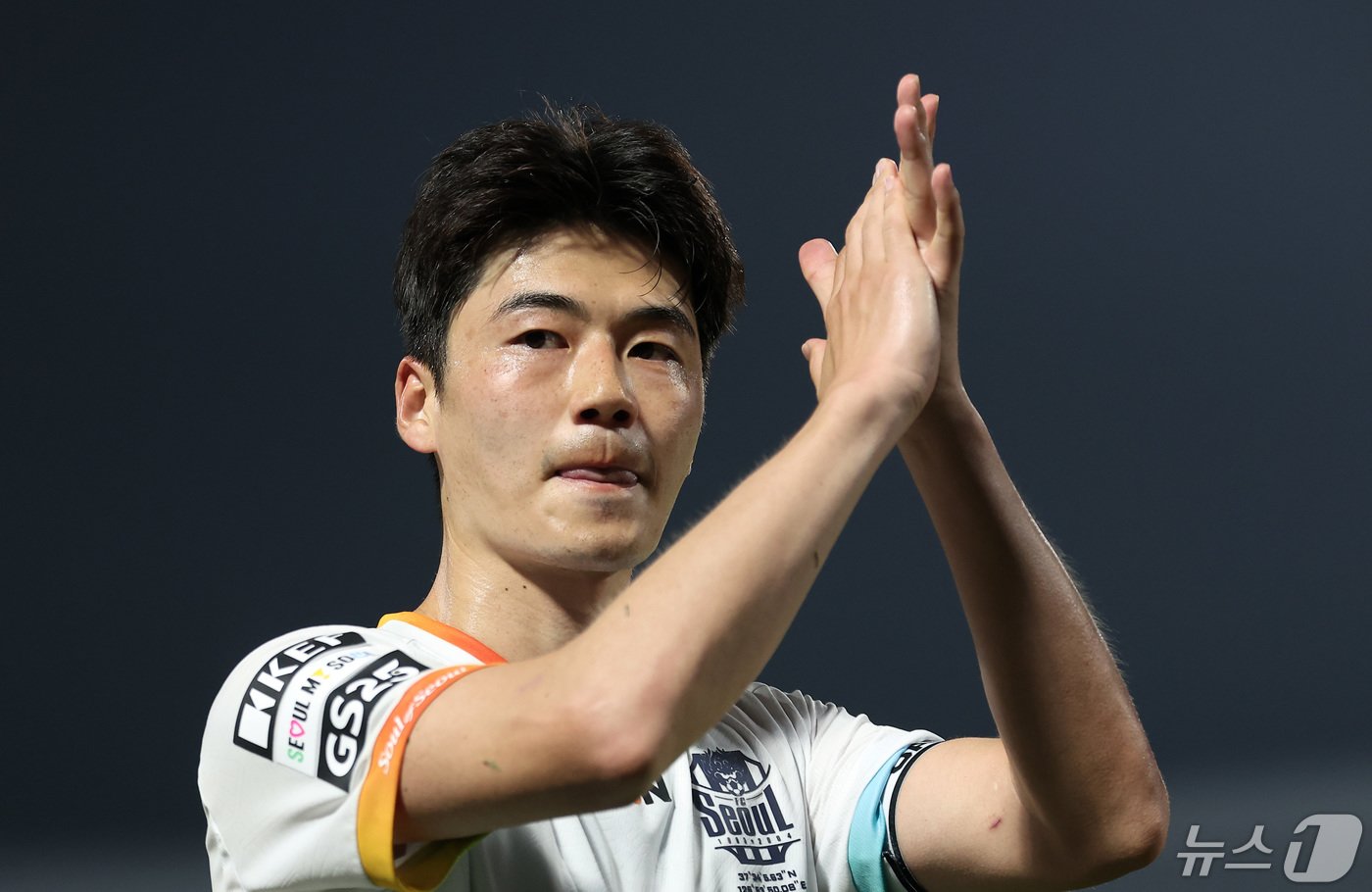 본문 이미지 - FC서울 기성용이 30일 경기 수원종합운동장에서 열린 '프로축구 하나은행 K리그1 2024 10라운드' 수원FC와 FC서울의 경기에서 2-0으로 승리한 후 박수치고 있다. 2024.4.30/뉴스1 ⓒ News1 김성진 기자