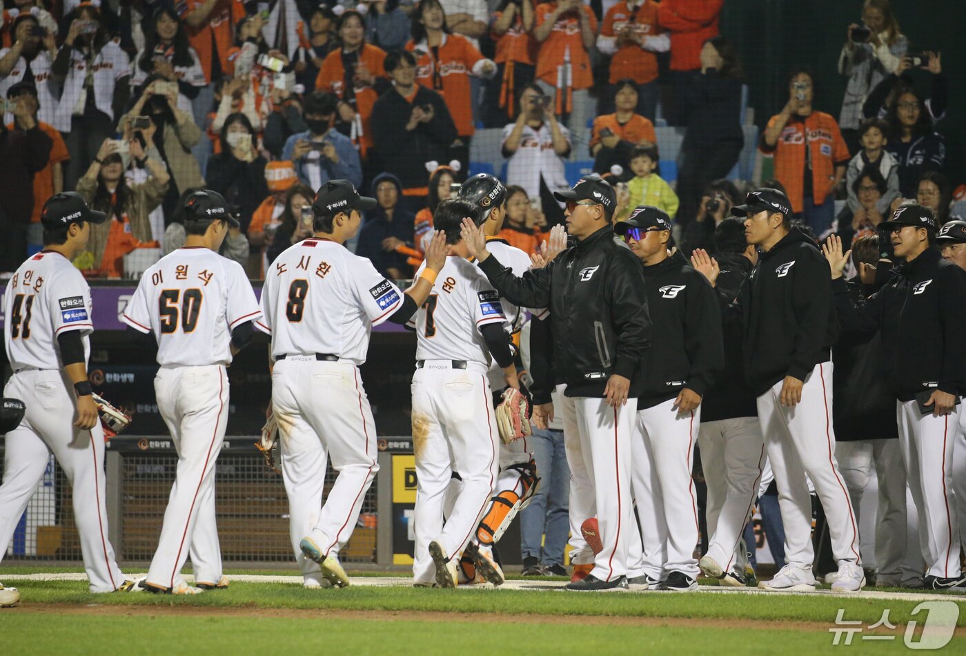 본문 이미지 - 30일 오후 대전 중구 한화생명 이글스파크에서 열린 프로야구 '2024 신한 SOL Bank KBO리그' SSG 랜더스와 한화 이글스 경기에서 승리한 한화 선수들이 자축하고 있다. 2024.4.30/뉴스1 ⓒ News1 김기태 기자