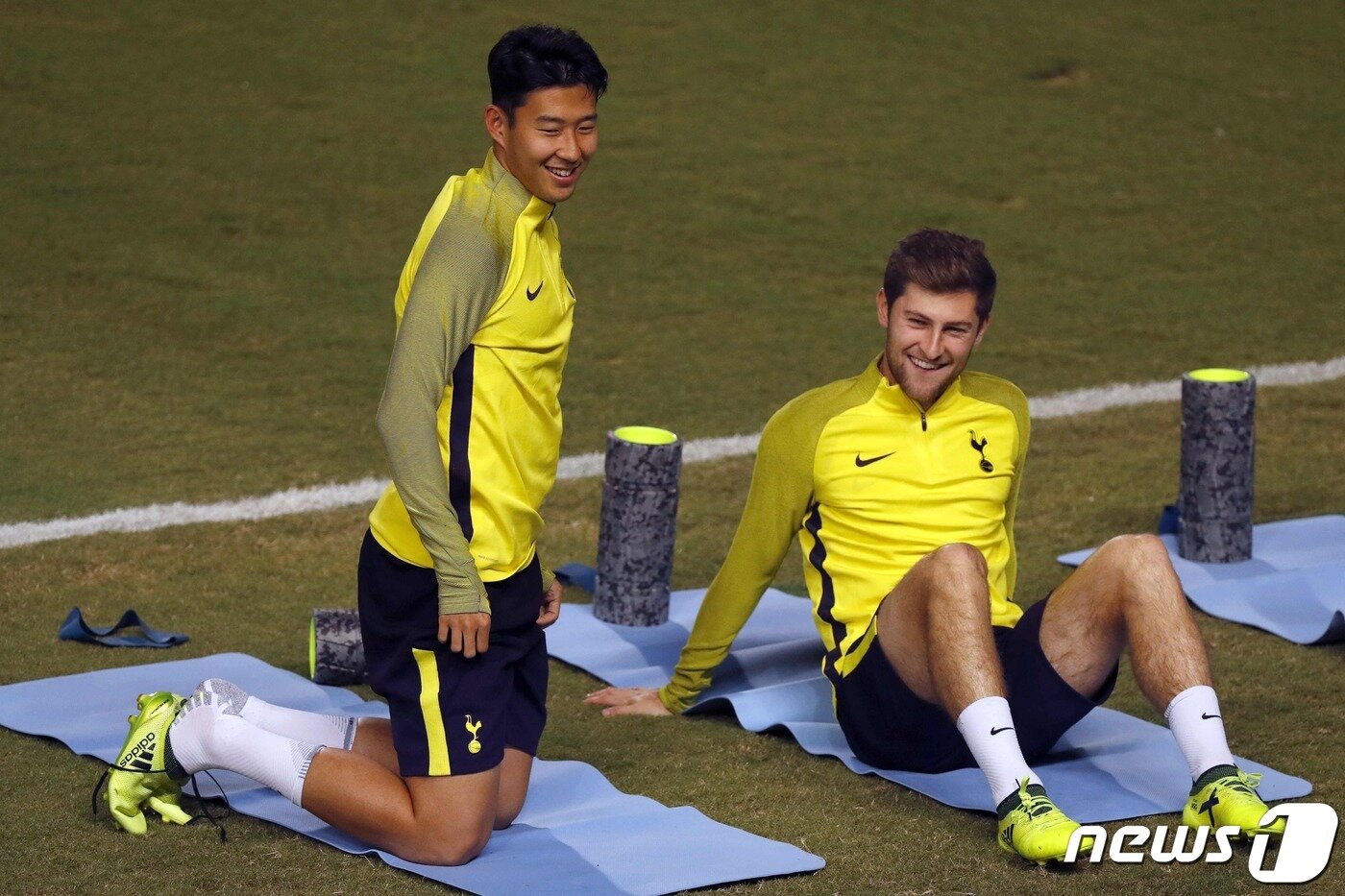 본문 이미지 - 함께 스트레칭을 하는 손흥민(왼쪽)과 벤 데이비스 ⓒ AFP=뉴스1