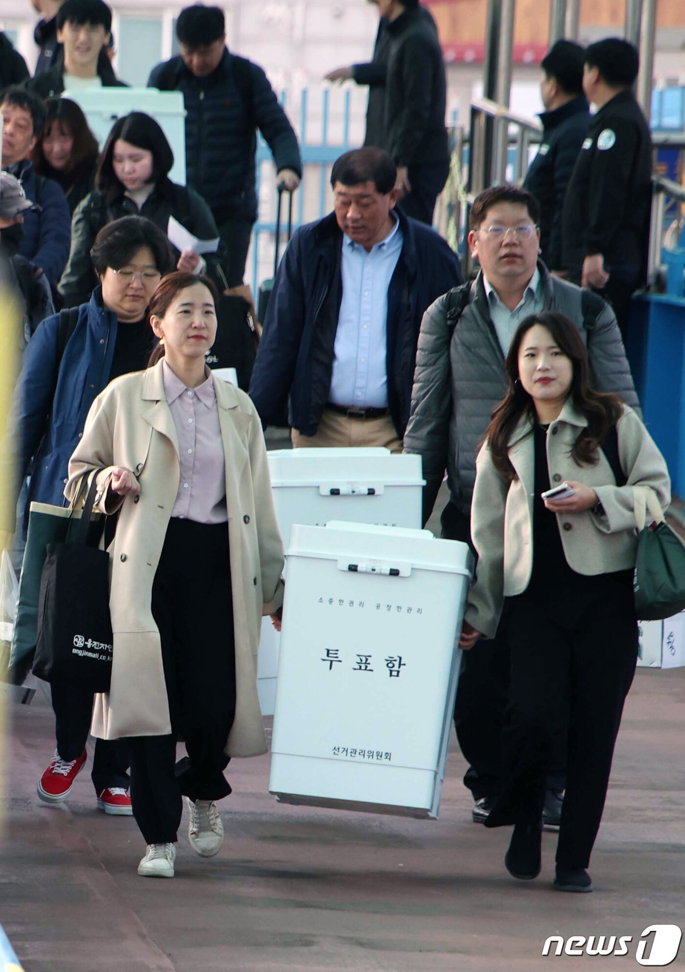 본문 이미지 - 제22대 국회의원 선거를 6일 앞둔 4일 오전 인천 중구 인천항 연안여객터미널에서 옹진군선거관리위원회 관계자들이 도서지역에 보낼 투표함을 들고 여객선으로 이동하고 있다.&#40;옹진군 제공&#41; 2024.4.4/뉴스1