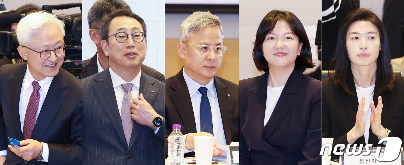 본문 이미지 - AI 기술 관련 업계 대표들이 4일 오전 서울 영등포구 여의도 하나국경제인연합회 컨퍼런스센터에서 열린 'AI전략 최고위 협의회 출범식 및 제1차 회의'에 참석해 있다. 왼쪽부터 경계현 삼성전자 DS부문 사장(왼쪽부터), 유영상 SKT 대표, 김승환 아모레퍼시픽 대표, 최수연 네이버 대표, 정신아 카카오 대표. 2024.4.4/뉴스1 ⓒ News1 민경석 기자