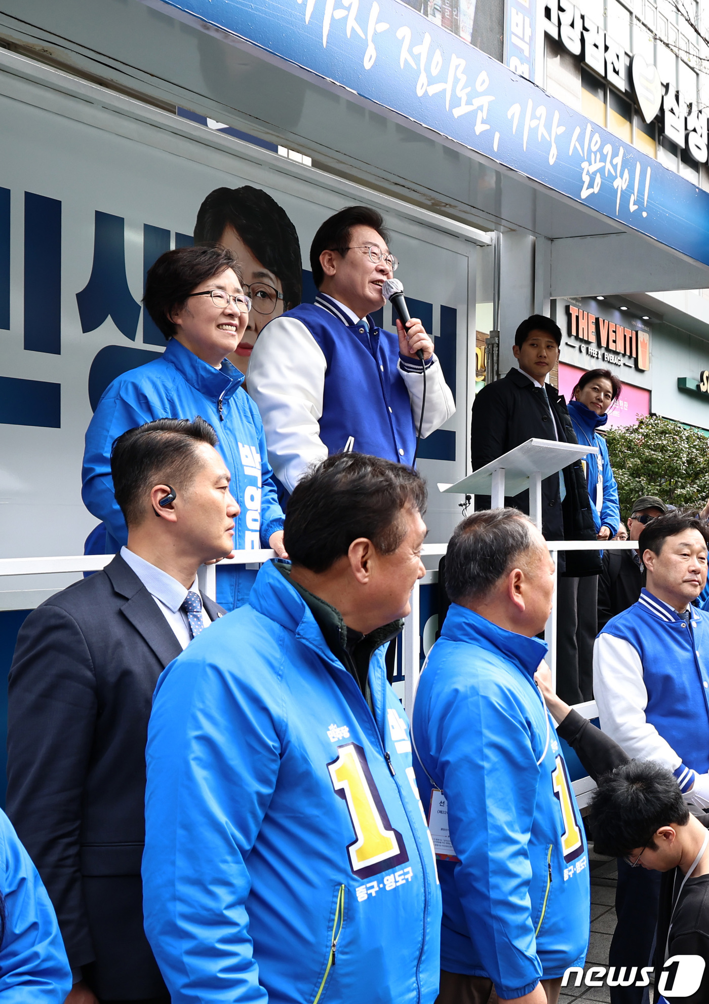(부산=뉴스1) 구윤성 기자 = 이재명 더불어민주당 대표 겸 상임선대위원장이 4일 부산 영도구 일대에서 박영미(부산 중영도구) 후보 지원유세를 하고 있다. 2024.4.4/뉴스1