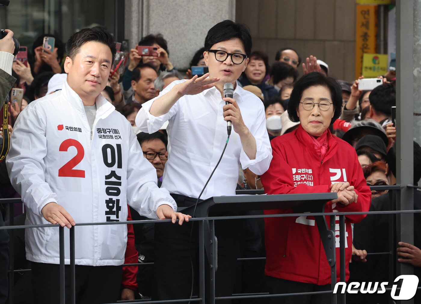 본문 이미지 - 한동훈 국민의힘 총괄선대위원장이 4일 서울 중랑구 우림시장 앞에서 열린 김삼화 중랑구갑 후보와 이승환 중랑구을 후보 지지 유세에서 학생들의 듣기평가 시험으로 조용히 발언 하고 있다. 2024.4.4/뉴스1 ⓒ News1 송원영 기자
