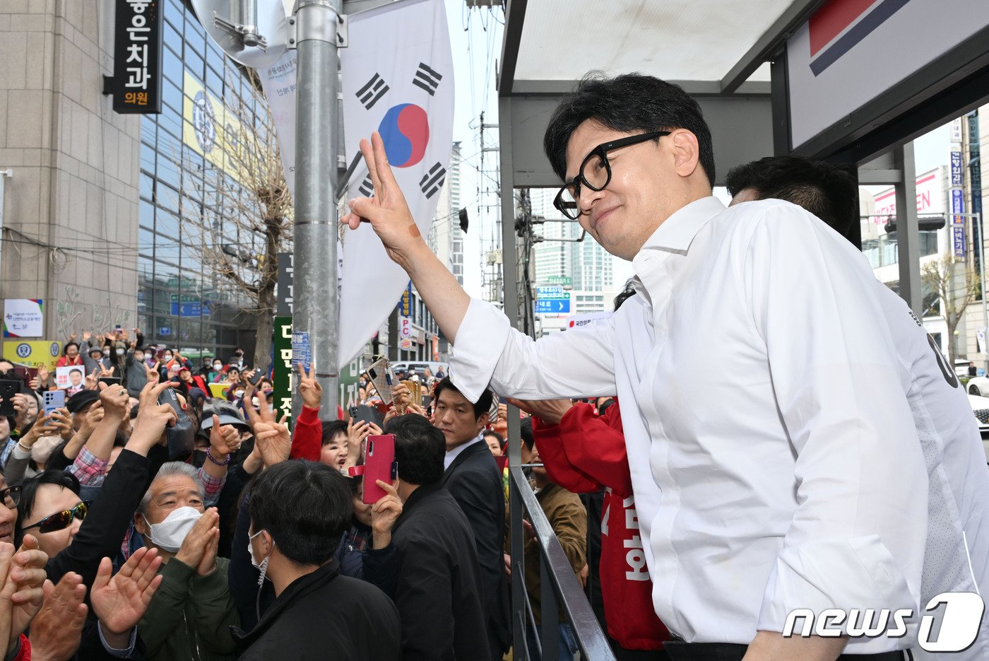 한동훈 국민의힘 총괄선거대책위원장이 4일 서울 중랑구 우림시장 앞에서 김삼화 서울 중랑갑 후보, 이승환 서울 중랑을 후보의 지지를 호소하고 있다. &#40;공동취재&#41; 2024.4.4/뉴스1 ⓒ News1 송원영 기자