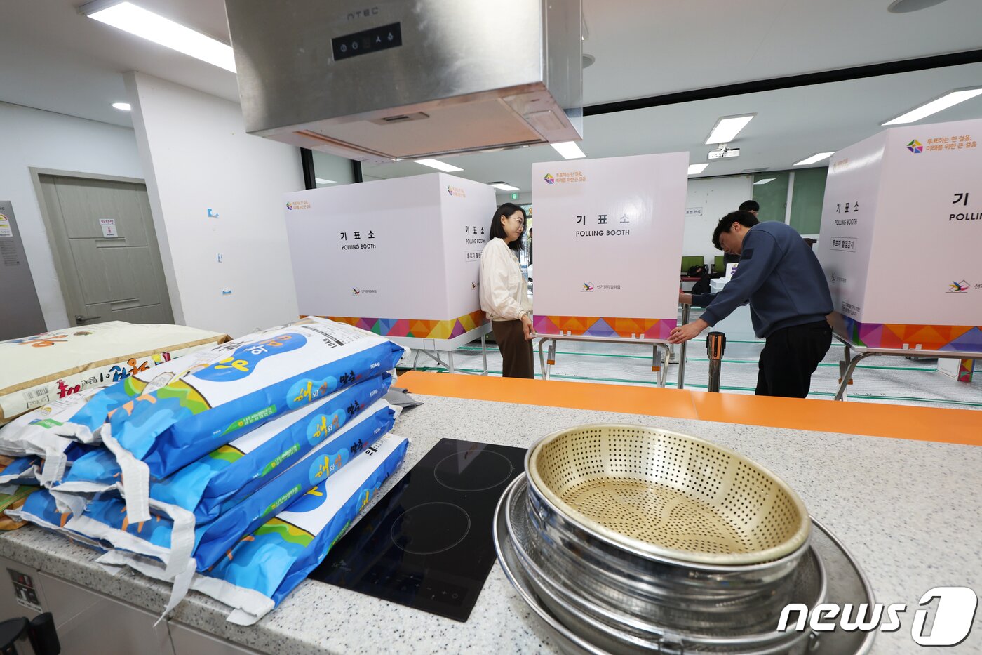 본문 이미지 - 제22대 국회의원선거의 사전투표를 하루 앞둔 4일 오전 광주 동구 지산2동 마을사랑채에서 선거사무원들이 사전투표소를 설치하고 있다. 2024.4.4/뉴스1 ⓒ News1 김태성 기자