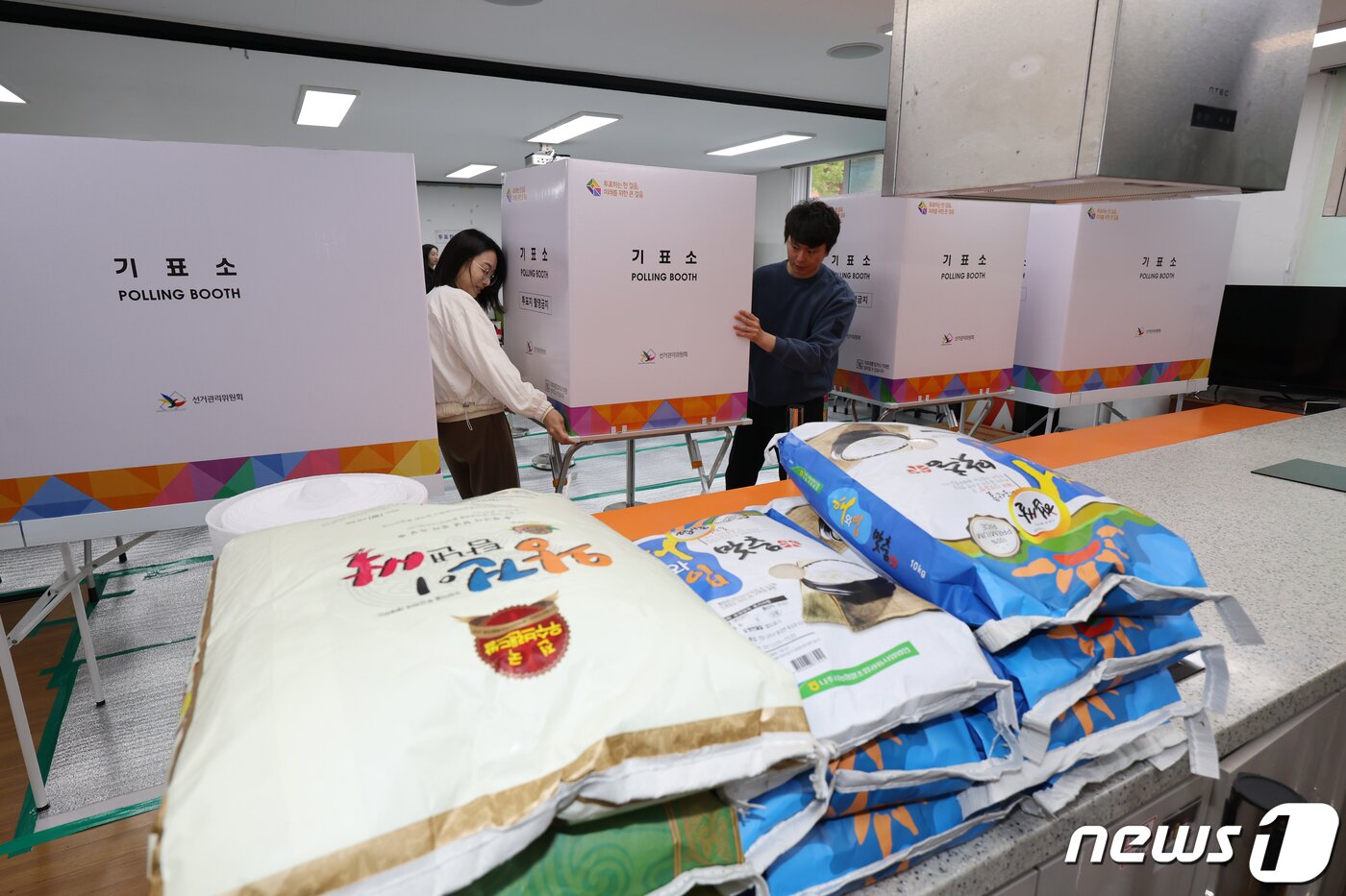 본문 이미지 - 제22대 국회의원선거 사전투표를 하루 앞둔 4일 오전 광주 동구 지산2동 마을사랑채에서 선거사무원들이 사전투표소를 설치하고 있다. 2024.4.4/뉴스1 ⓒ News1 김태성 기자