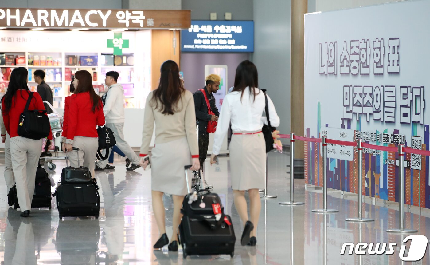 본문 이미지 - 제22대 총선 사전투표일을 하루 앞둔 4일 인천공항에 사전투표소가 마련돼 있다. 2024.4.4/뉴스1 ⓒ News1 이승배 기자