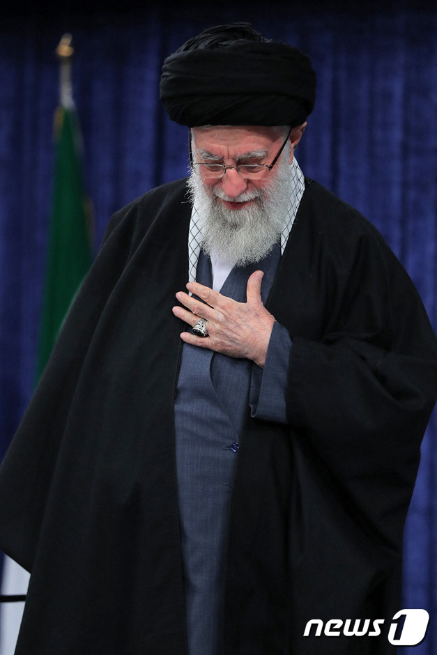 (테헤란 AFP=뉴스1) 우동명 기자 = 아야톨라 알리 하메네이 이란 최고지도자가 3일(현지시간) 테헤란에서 열린 정치인, 정부 관리들과 회의에 참석을 하고 있다. 2024. 4. …