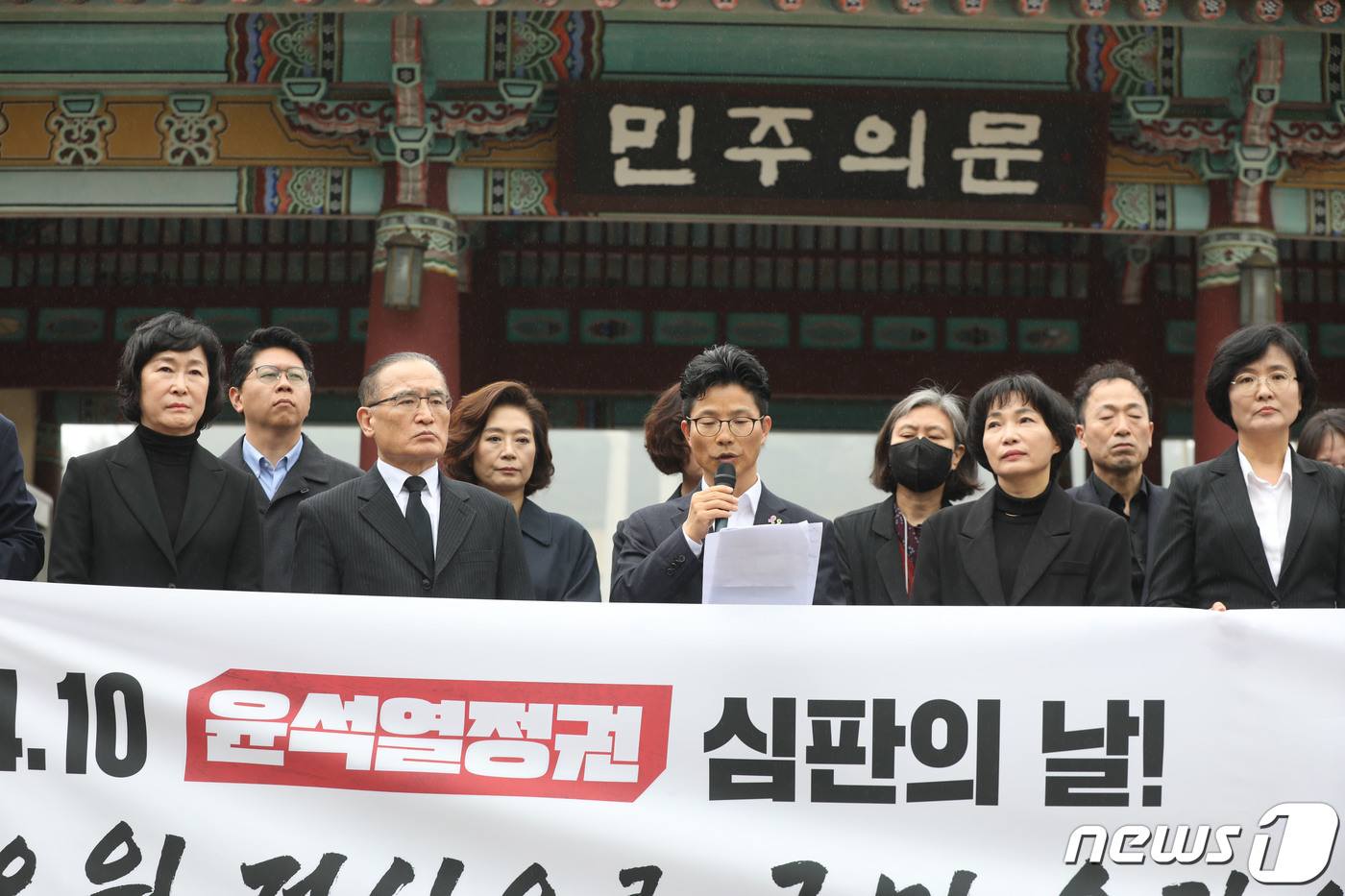 (광주=뉴스1) 박지현 기자 = 4일 오후 광주 북구 운정동 5·18국립민주묘지 참배 후 민주의문 앞에서 증을호 더불어민주연합 비례대표 후보가 기자회견문을 낭독하고 있다. 2024 …