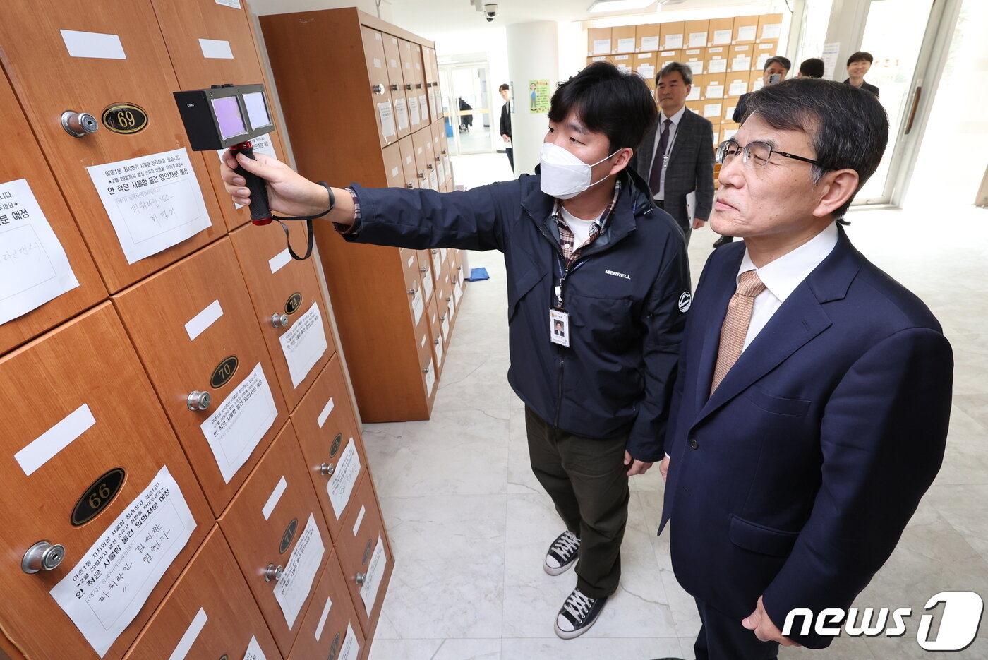 본문 이미지 - 노태악 중앙선거관리위원회 위원장이 4일 오후 서울 용산구 이촌1동 사전투표소를 찾아 불법카메라 점검을 하고 있다. 2024.4.4/뉴스1 ⓒ News1 이동해 기자