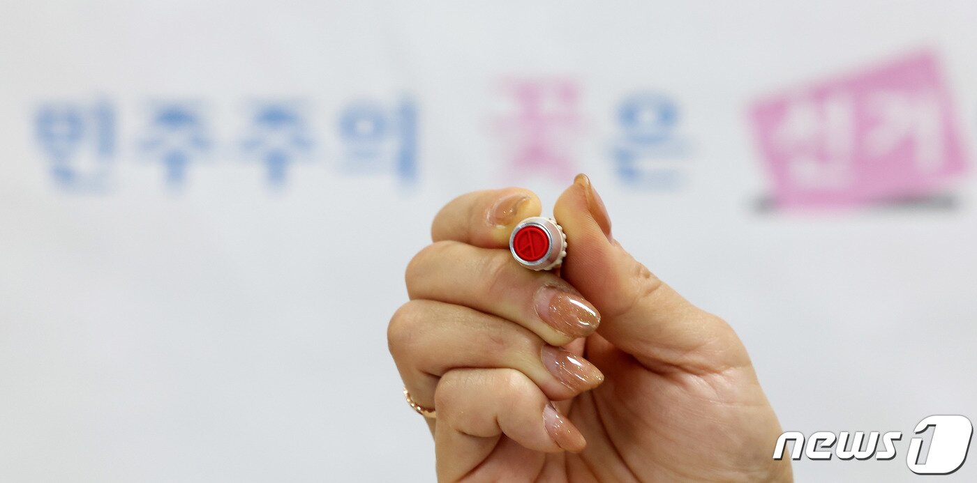 본문 이미지 - 제22대 국회의원선거 사전투표를 하루 앞둔 4일 서울 강남구 삼성2동 주민센터에 설치된 삼성2동 사전투표소에서 선거사무원이 기표소 앞에서 기표용구를 들어보이고 있다. &#40;공동취재&#41; 2024.4.4/뉴스1 ⓒ News1 이재명 기자