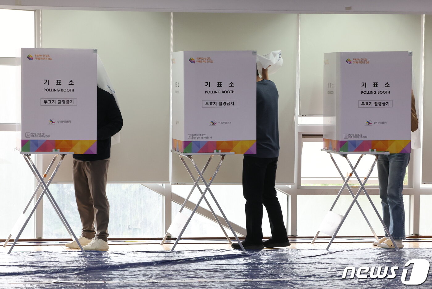 본문 이미지 - 4일 오후 서울 용산구 이촌1동 사전투표소에서 관계자들이 기표소를 설치하고 있다. 2024.4.4/뉴스1 ⓒ News1 이동해 기자