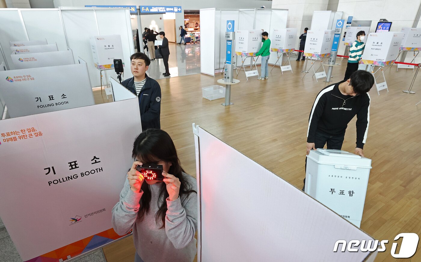 본문 이미지 - 제22대 국회의원 선거 사전투표일을 하루 앞둔 4일 인천국제공항 제1터미널에 마련된 사전투표소에서 인천 중구 선거관리위원회 관계자들이 불법 촬영 탐지 장비 등을 활용해 막바지 점검을 하고 있다. &#40;공동취재&#41; 2024.4.4/뉴스1 ⓒ News1 이승배 기자