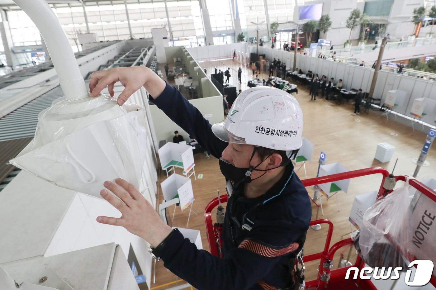 본문 이미지 - 제22대 국회의원 선거 사전투표일을 하루 앞둔 4일 인천국제공항에서 시설관리 관계자가 사전투표소 인근에 설치된 공항 CCTV를 가리고 있다. (공동취재) 2024.4.4/뉴스1 ⓒ News1 이승배 기자
