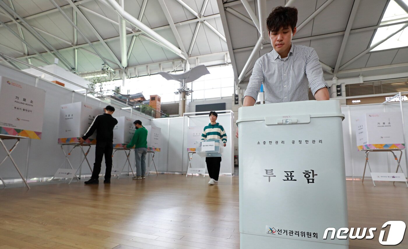 본문 이미지 - 제22대 국회의원 선거 사전투표를 하루 앞둔 4일 인천국제공항 제1터미널에서 인천 중구 선거관리위원회 관계자들이 기표소를 설치하고 있다. &#40;공동취재&#41; 2024.4.4/뉴스1 ⓒ News1 이승배 기자