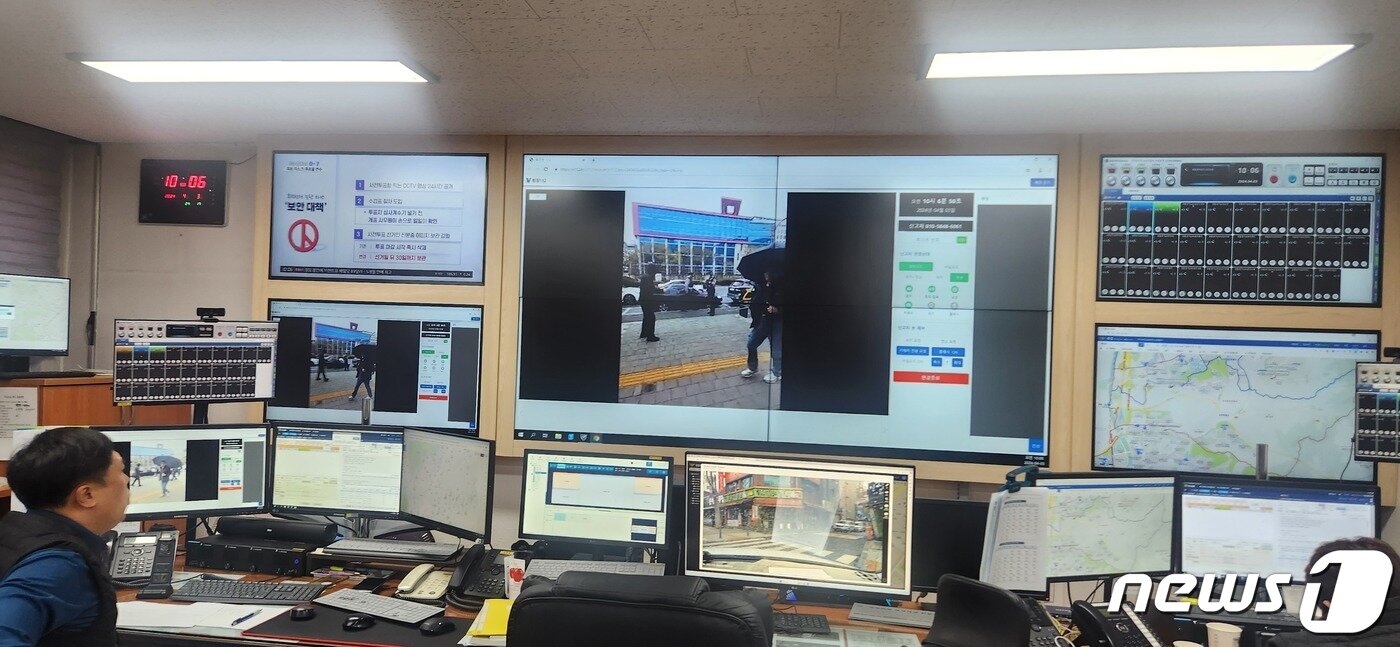 본문 이미지 - 3일 경기 성남중원경찰서가 4·10 총선을 앞두고 선거 유세 방해 상황을 가정한 현장대응훈련(FTX)을 진행했다. 사진은 성남중원서가 '112 순찰차 캠 영상 관제 시스템'을 활용, 상황실 대형 전광판에 현장 상황을 현출한 모습. (성남중원경찰서 제공) 