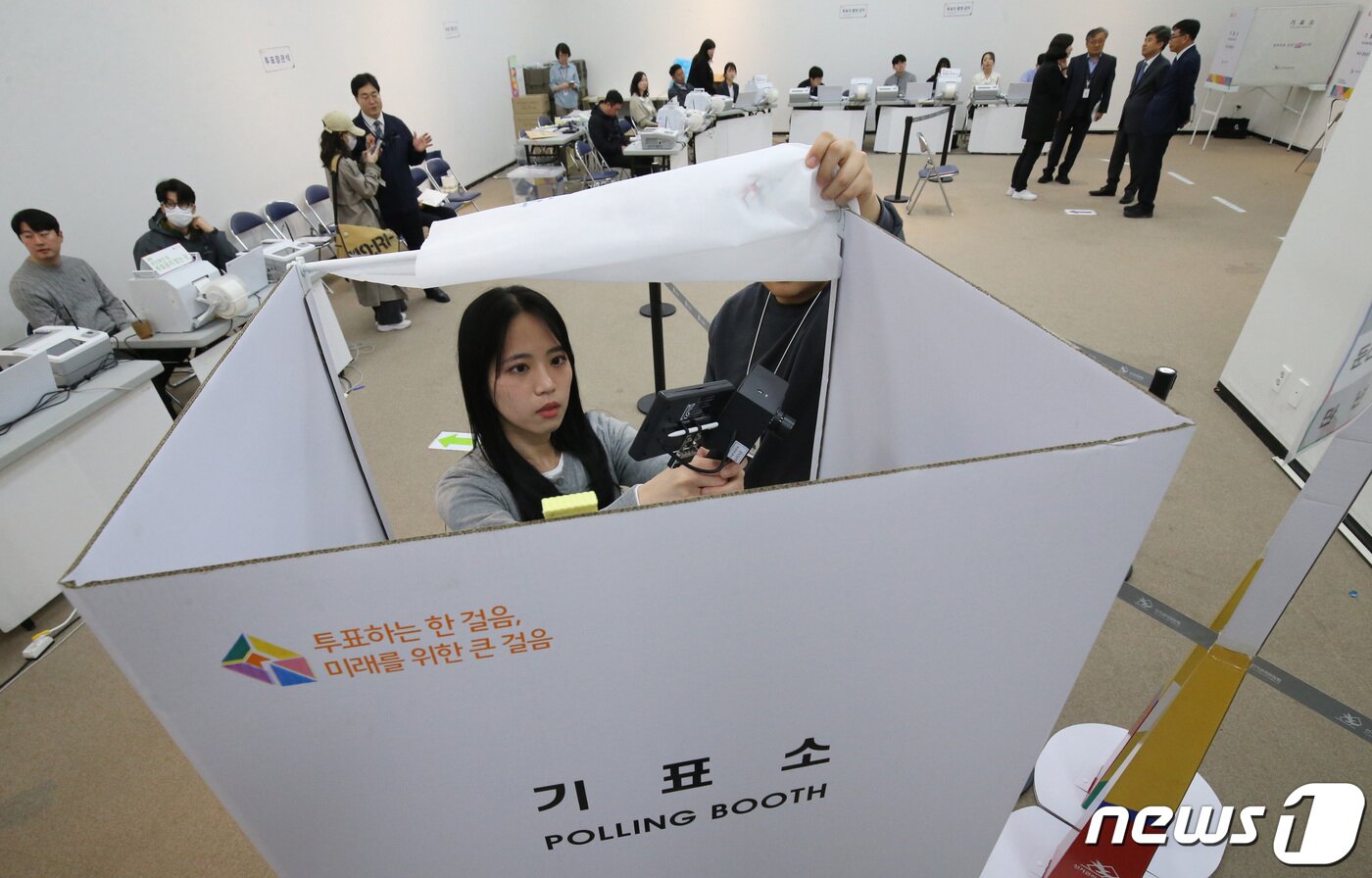 본문 이미지 - 제22대 국회의원선거 사전투표를 하루 앞둔 4일 오후 대전시청에 마련된 사전투표소에서 관계자가 불법카메라 설치 여부를 점검하고 있다. 2024.4.4/뉴스1 ⓒ News1 김기태 기자