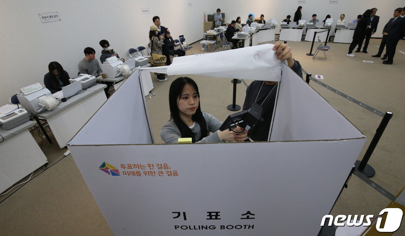 본문 이미지 - 제22대 국회의원선거 사전투표를 하루 앞둔 4일 오후 대전시청에 마련된 사전투표소에서 관계자가 불법카메라 설치 여부를 점검하고 있다. 2024.4.4/뉴스1 ⓒ News1 김기태 기자