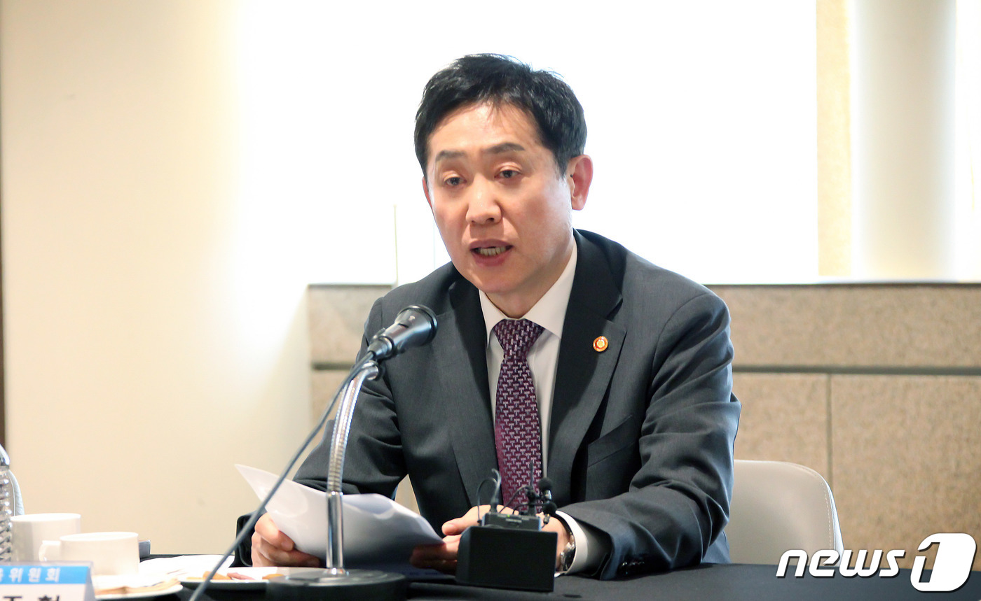 (서울=뉴스1) = 김주현 금융위원장이 4일 오후 서울 중구 은행회관 뱅커스클럽에서 마이데이터 2.0 추진 방안을 발표하고 있다.금융위는 이번 마이데이터 2.0을 통해 15개 분야 …