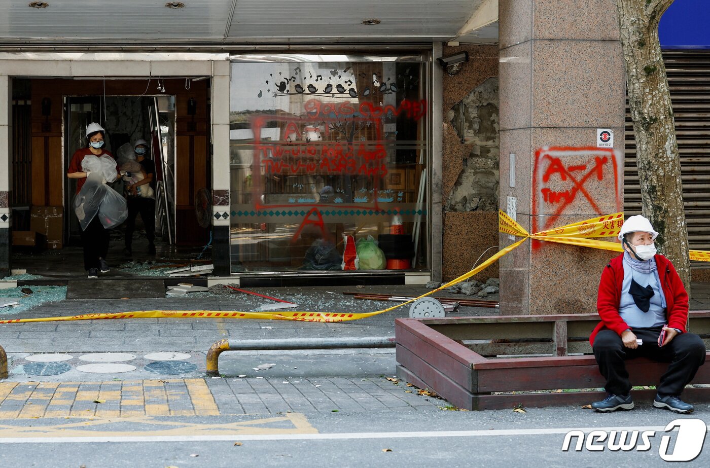 본문 이미지 - 4일(현지시간) 대만 동부 화롄시에서 시민들이 지진으로 손상된 건물에서 짐을 빼고 있다. 2024.04.04/ ⓒ 로이터=뉴스1 ⓒ News1 박재하 기자