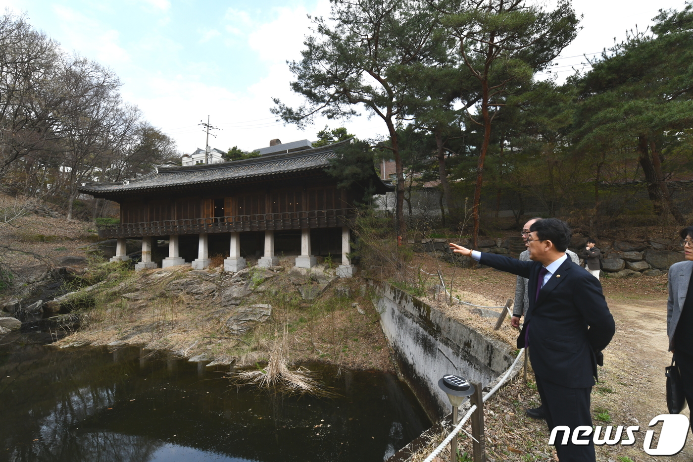 (서울=뉴스1) = 최응천 문화재청장이 4일 서울 성북구 소재의 명승이자 전통정원인 ‘서울 성북동 별서’를 방문해 현장 관계자들과 정원 내부를 살펴보고 있다. (문화재청 제공) 2 …