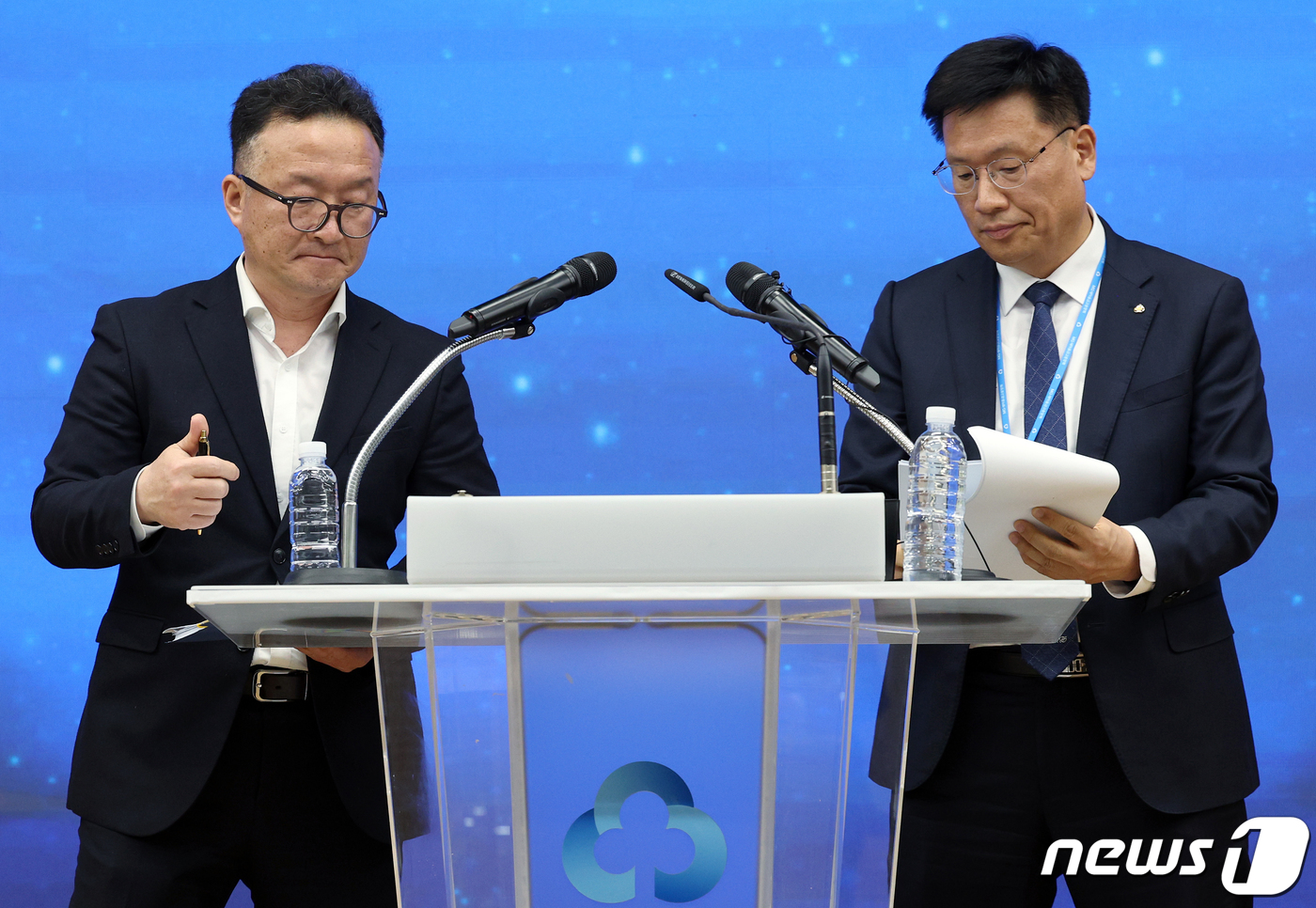 (서울=뉴스1) 박정호 기자 = 이호진 금융감독원 중소금융검사 2국 국장(왼쪽)과 이승권 새마을금고중앙회 검사감독 2본부 본부장이 4일 오후 서울 강남구 봉은사로 새마을금고중앙회에 …