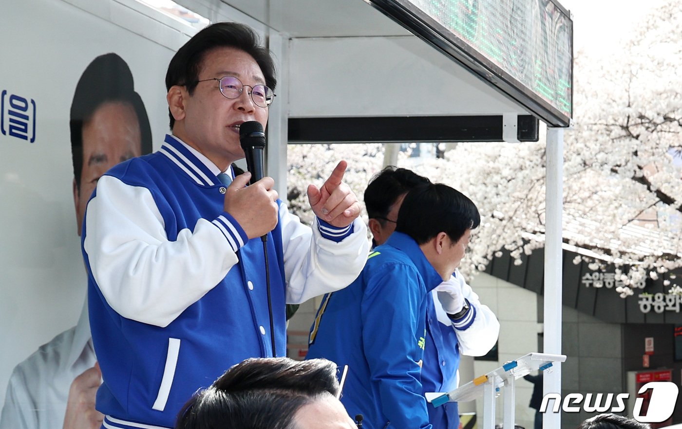 이재명 더불어민주당 대표 겸 상임선대위원장이 4일 오후 울산 남구 수암로 일대에서 박성진&#40;울산 남구을&#41; 후보 지원유세를 하고 있다. 2024.4.4/뉴스1 ⓒ News1 구윤성 기자