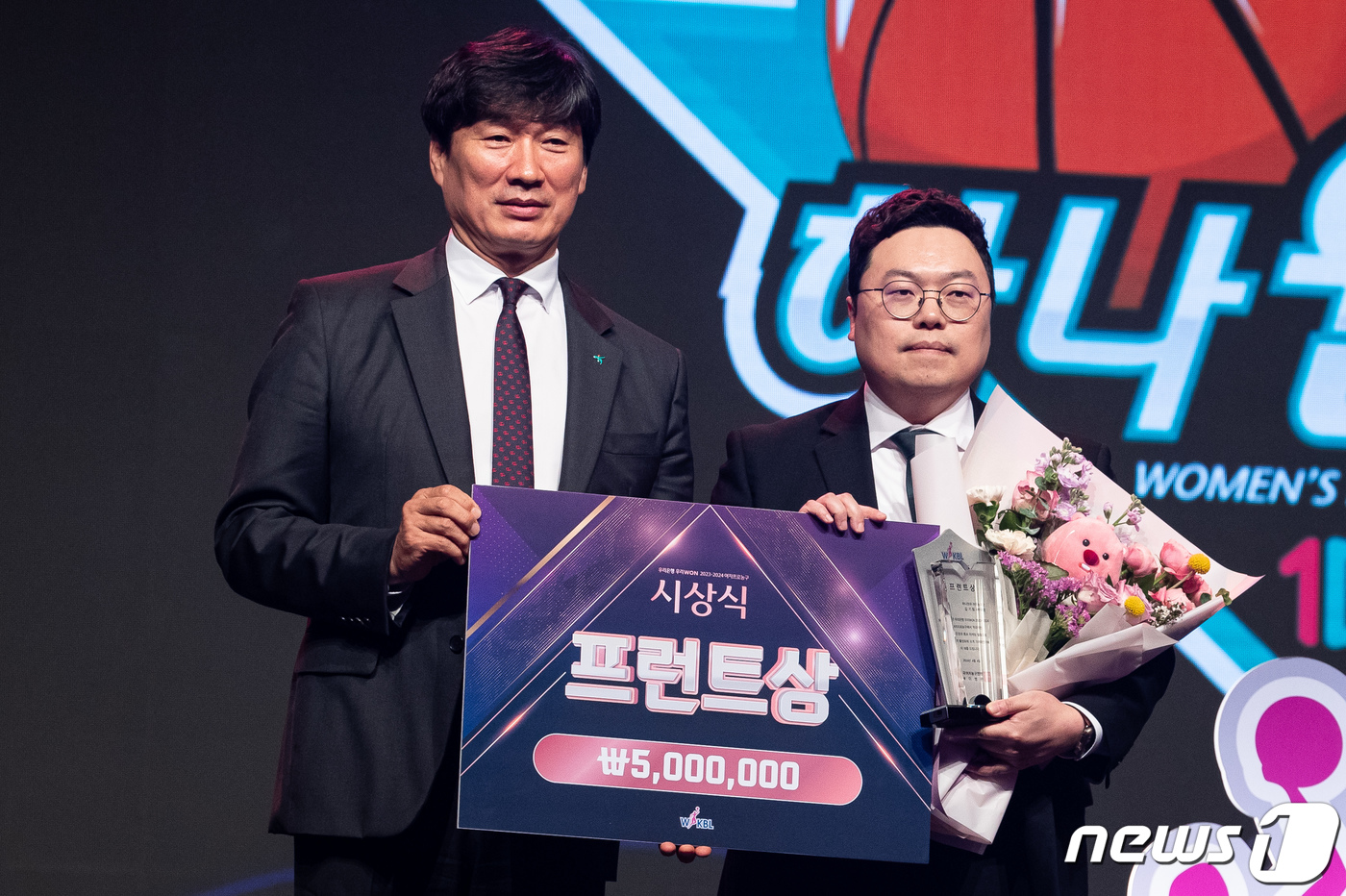(서울=뉴스1) 유승관 기자 = 김기림 하나원큐 사무국장이 4일 서울 여의도 63컨벤션센터에서 열린 우리은행 우리WON 2023-2024 여자프로농구 시상식에서 프런트상을 수상한 …