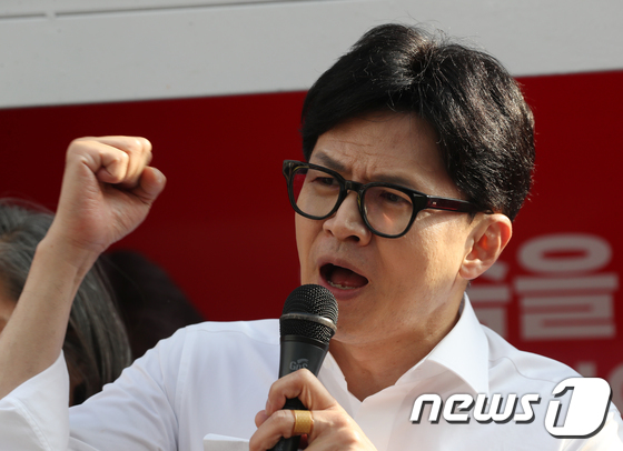 한동훈 국민의힘 총괄선거대책위원장이 4일 오후 경기 수원시 영통구청 인근 상가에서 김현준 수원갑 후보, 홍윤오 수원을 후보, 방문규 수원병 후보, 이수정 수원정 후보, 박재순 수원무 후보의 지지를 호소하고 있다. 2024.4.4/뉴스1 © News1 김영운 기자