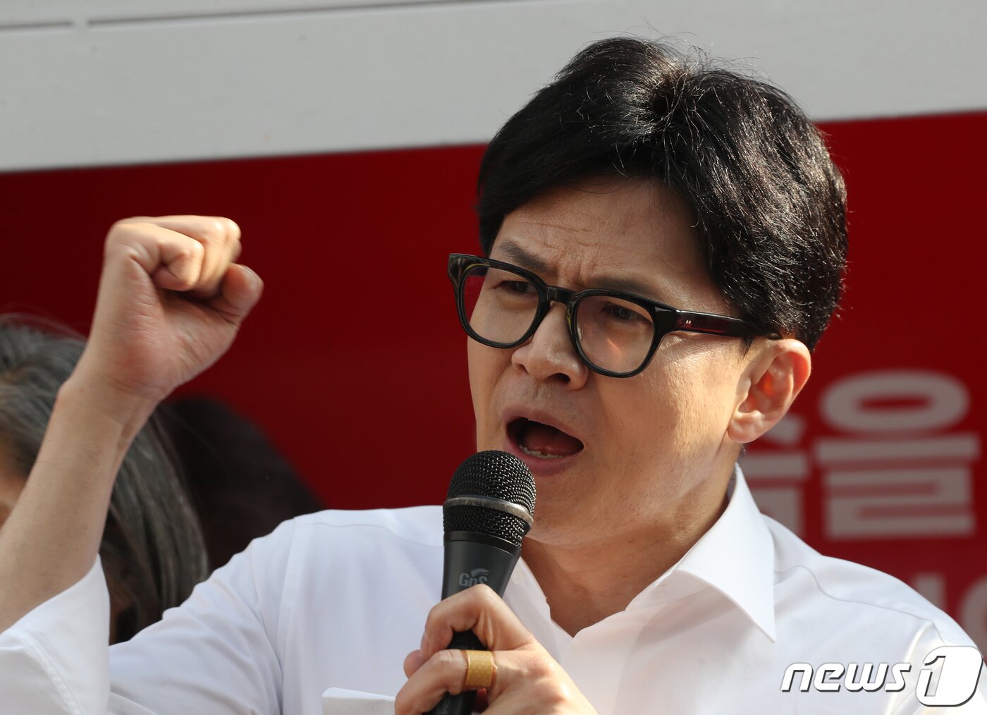 본문 이미지 - 한동훈 국민의힘 총괄선거대책위원장이 4일 오후 경기 수원시 영통구청 인근 상가에서 김현준 수원갑 후보, 홍윤오 수원을 후보, 방문규 수원병 후보, 이수정 수원정 후보, 박재순 수원무 후보의 지지를 호소하고 있다. 2024.4.4/뉴스1 ⓒ News1 김영운 기자