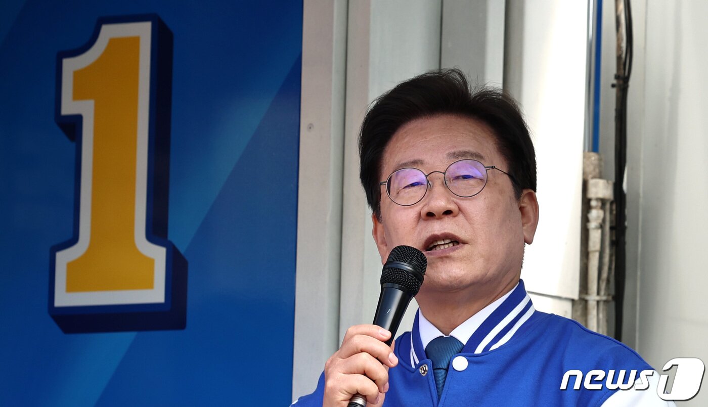 본문 이미지 - 이재명 더불어민주당 대표 겸 상임선대위원장이 4일 오후 울산 남구 수암로 일대에서 박성진&#40;울산 남구을&#41; 후보 지원유세를 하고 있다. 2024.4.4/뉴스1 ⓒ News1 구윤성 기자