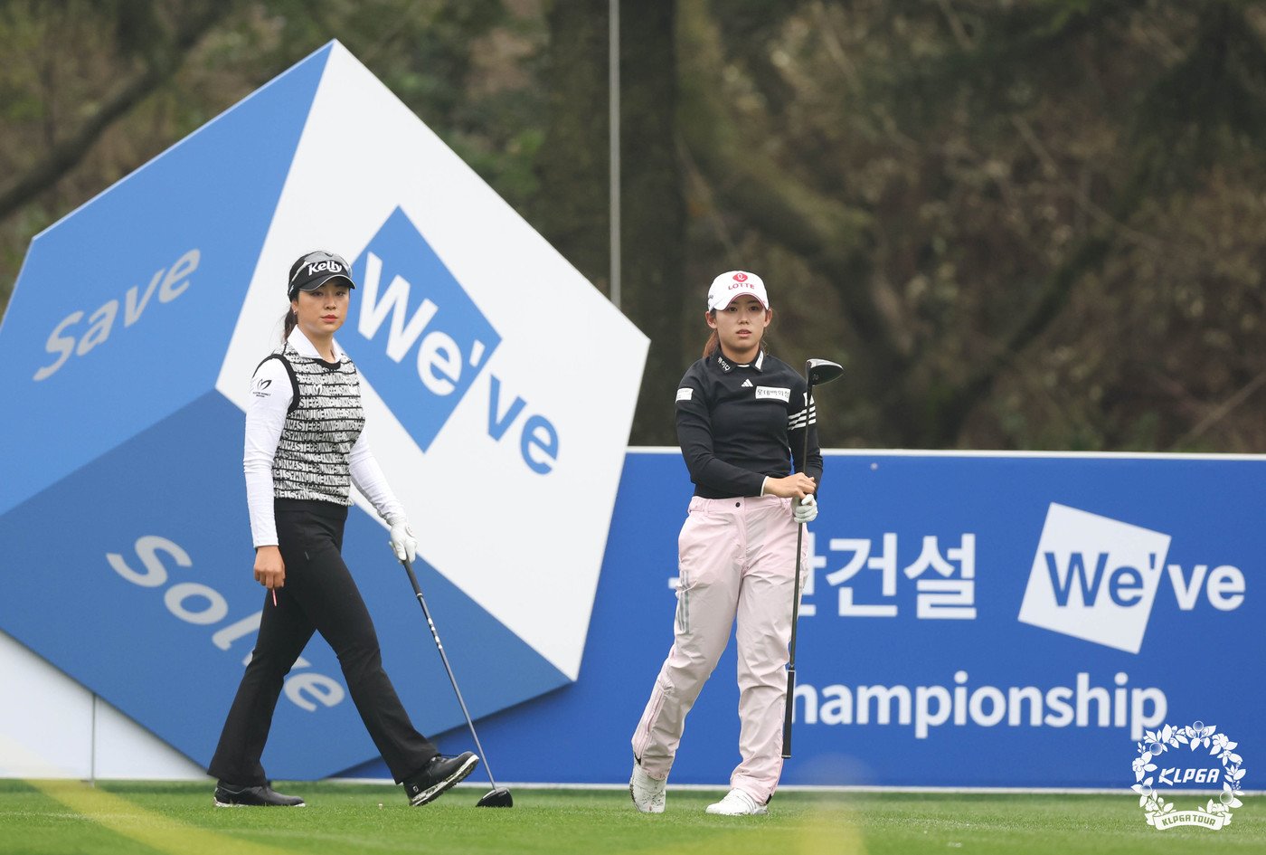 KLPGA 국내 개막전에서 한조에서 경기를 펼친 윤이나&#40;왼쪽와 황유민.&#40;KLPGA 제공&#41;